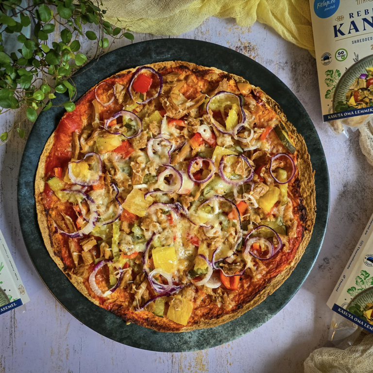 Valmistamise aeg: 20 minutit1 kogus: 425 kcal 70g  Tortilla, täistera 30g Juust (rasva 24-26%) 55g kanatu, rebitud (Thormi) 40g Ananass 45g Marineeritud kurk (k